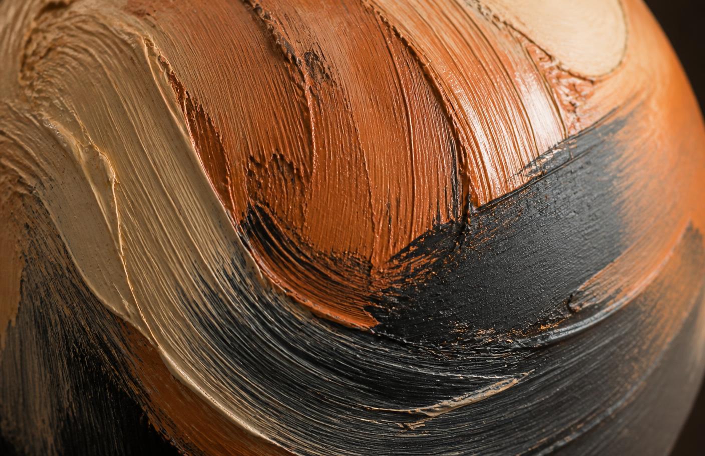Detail van dikke penseelstreken in terracotta, zand en zwart